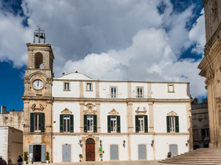 Fototapeta premium Martina Franca – Palazzo dell'Università mit Uhrturm auf der Piazza Plebiscito