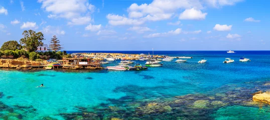 Crédence de cuisine en plexiglas Plage tropicale A view of a azzure water and Nissi beach in Aiya Napa, Cyprus
