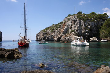 Barcas navegando en el mar
