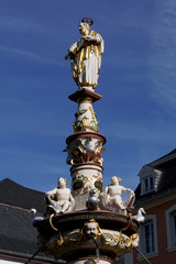 Fototapeta na wymiar Petrusbrunnen oder Marktbrunnen auf dem Hauptmarkt
