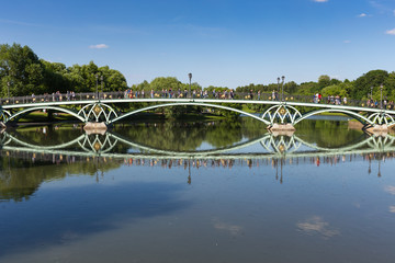 Fototapeta premium Tourists on the bridge in the museum-reserve Tsaritsyno