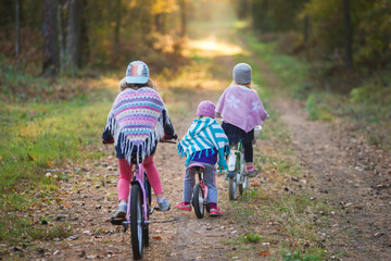 Dzieci na rowerach w jesiennym lesie