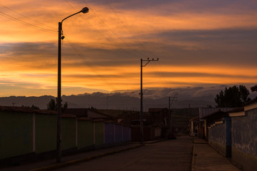 Fototapeta na wymiar Abendstimmung kurz nach Sonnenuntergang in einem Dorf in Peru