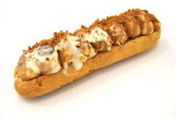Bolo eclaire recheado com creme de grãos de café, doce apetitoso para comer, sobremesa