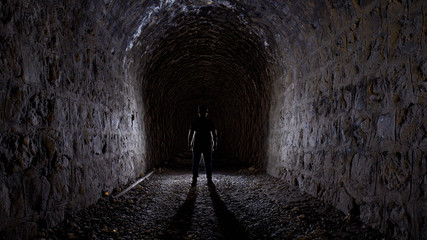 Misterio interior de túnel. Persona.