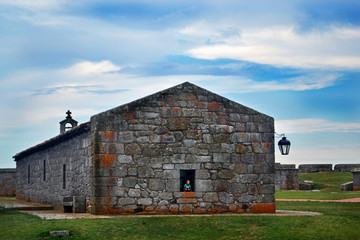 Obraz premium niño asomando en fortaleza