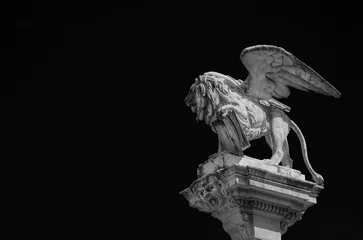 Papier Peint photo autocollant Monument historique Statue du Lion de Saint Marc, symbole de l& 39 ancienne République de Venise, réalisée en 1870 sur une colonne de la & 39 Piazza dei Signori& 39  (Place du Seigneur) au centre de Padoue (noir et blanc avec espace de copie)