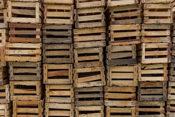 huacales de madera en el campo cajas de madera rusticas