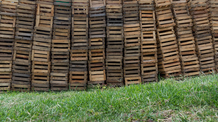 huacales de madera en el campo cajas de madera rusticas