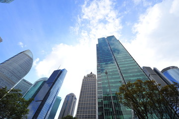 Obraz premium W 2015 roku w Szanghaju w Chinach 24 września wieżowce światowego centrum finansowego w grupie lujiazui.