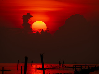 Obraz premium Beautiful colorful sunset or sunrise at the sky.big sun