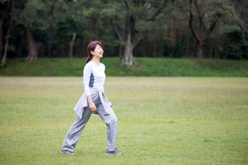 運動するミドルの女性