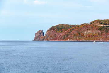 Fototapeta premium 知床半島(10月 紅葉 秋 遊覧船)