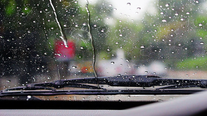 Wipe the rain on the windshield - obrazy, fototapety, plakaty