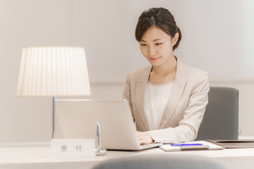 受付・ビジネスウーマン