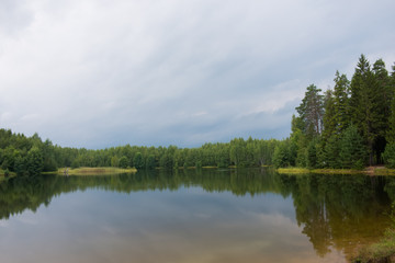 Fototapeta na wymiar Озеро в лесу
