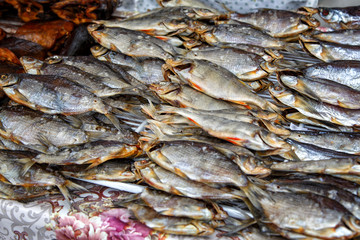 Вяленая рыба к пиву на прилавке в Плёсе.