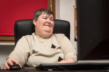 geistig behinderte Frau lernt an einem Computer, alternative Therapie