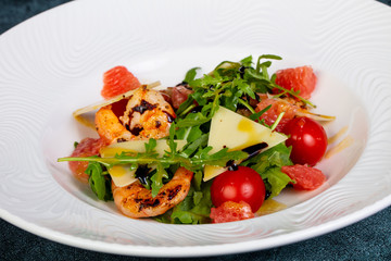 Salad with orange and prawn