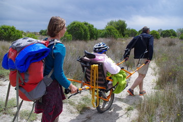 Randonnée solidaire pour aider des personnes handicap avec joelettes en montagne