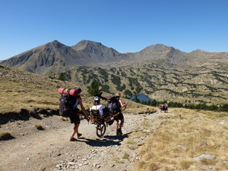 Randonnée solidaire pour aider des personnes handicap avec joelettes en montagne