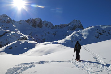 ski de randonnée en haute montagne l'hiver dans la neige des pyrénées néouvielle 