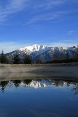 Le canigou en neige et lac au premier plan