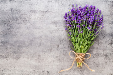 Fototapeta premium Kwiaty lawendy, bukiet na tle rustykalnym, narzut.