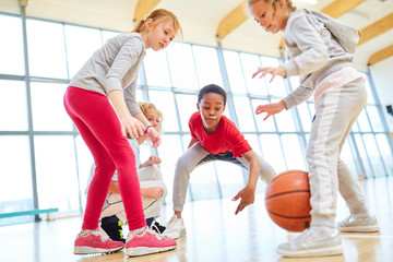 Gruppe Kinder bei einem Basketball Spiel