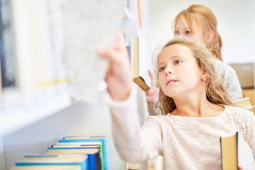 Zwei Mädchen in der Bibliothek der Schule