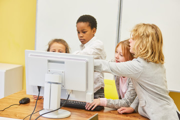 Kinder in der Informatik Klasse am PC