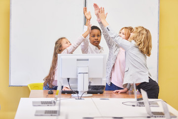 Gruppe Kinder im Computer Unterricht