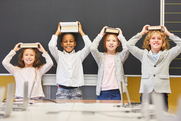 Kinder in der Grundschule machen Unfug