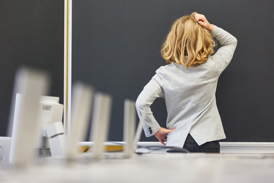 Blonder Sch&uuml;ler kratzt sich am Kopf