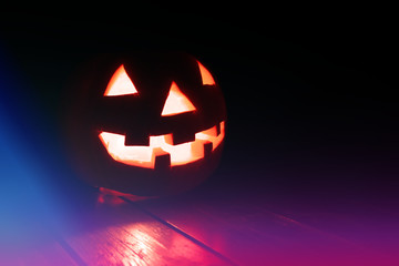 Geschnitzer Kürbiskopf (Jack'o Lantern) für Halloween - Hintergrund