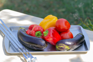 the vegetables on the tray