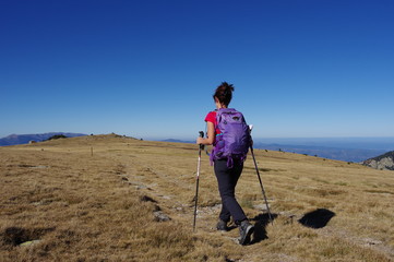 Jeune femme randonne dans la steppe au pla guillem dans le massif du canigou