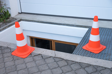 Sichern eines offenen Garagenschachtes mit Warnkegeln, nach Malerarbeiten