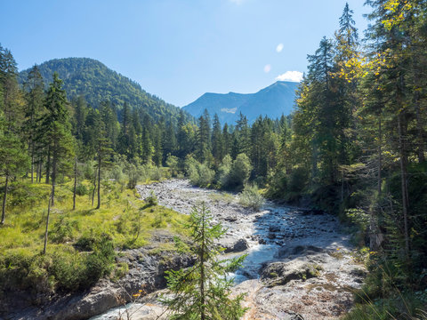 Oberbayern. Die Weissach im Sp&auml;tsommer, ein fluss das hat seine Quelle in Blaubergen, entw&auml;ssert das Kreuther Tal bis Rottach-Egern und zur M&uuml;ndung in den Tegernsee