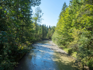 Oberbayern. Die Weissach im Spätsommer, ein fluss das hat seine Quelle in Blaubergen, entwässert das Kreuther Tal bis Rottach-Egern und zur Mündung in den Tegernsee