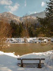 Oberbayern. Die Weissach im Winter, ein fluss das hat seine Quelle in Blaubergen, entwässert das Kreuther Tal bis Rottach-Egern und zur Mündung in den Tegernsee