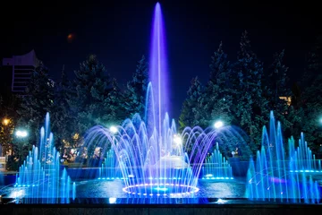 Photo sur Plexiglas Fontaine Spouting fountain illumination in front of City Hall, Donetsk 2012 (view 4)