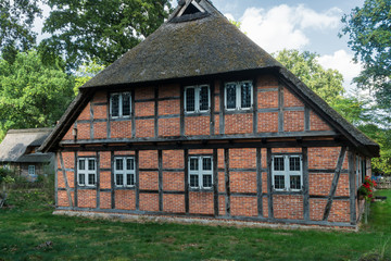 Fachwerk-Reetdachhaus im Heidedorf Wilsede (Ortsteil von Bispringen) im Heidekreis im Naturschutzgebiet Lüneburger Heide in Niedersachsen in Deutschland.