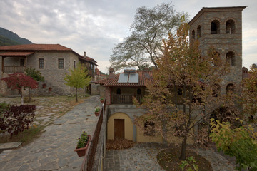 Fototapeta premium Dziedziniec klasztoru św. Dionizosa na Olimpu z muzeum po lewej stronie