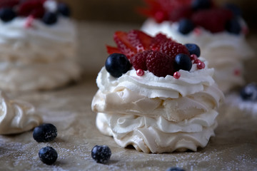 Pavlova dessert