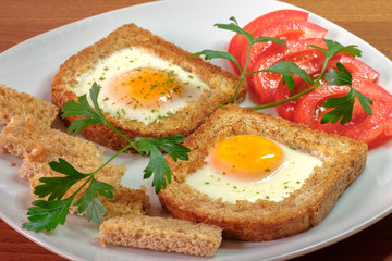 scrambled eggs with croutons and tomatoes