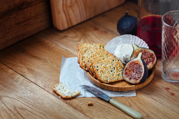 Seasonal appetizer to wine with figs