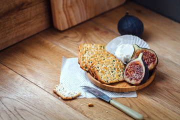 Seasonal appetizer to wine with figs