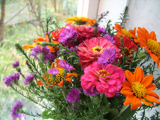 букет цветов на окне