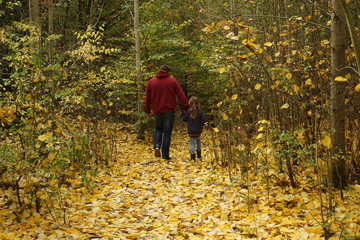 Vater geht mit Tochter im Herbst spazieren